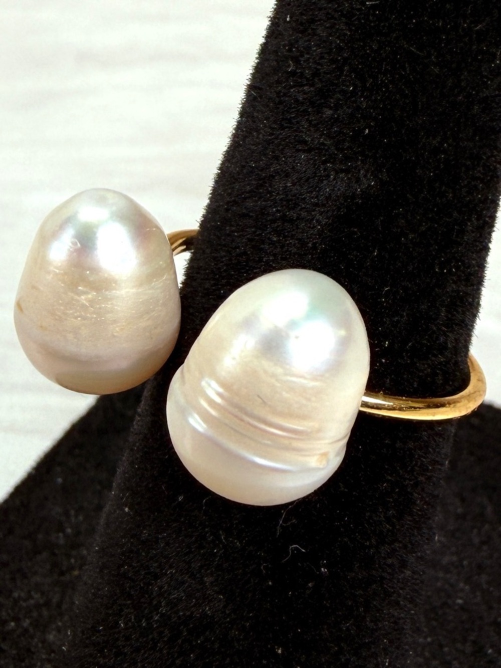 Pretty goldtone, minimalist size 5 goldstone faux pearl ring